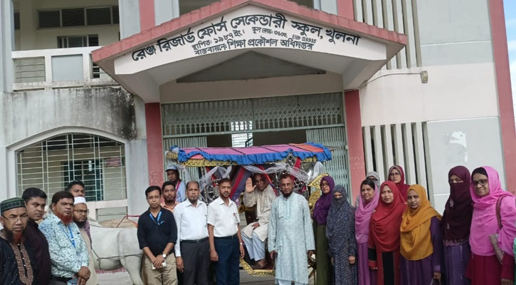 শেষ কর্মদিবসে শিক্ষক শাহজাহানকে ঘোড়ার গাড়িতে চড়িয়ে বিদায়